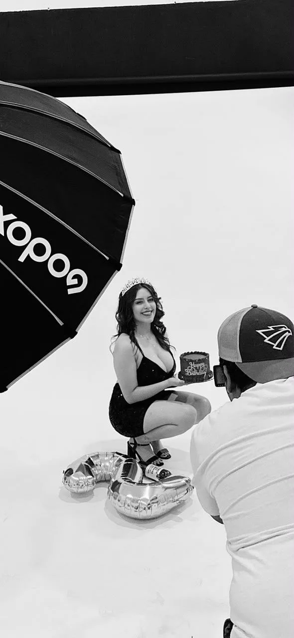 El fotógrafo trabajando en el estudio con una sombrilla de luz, en blanco y negro