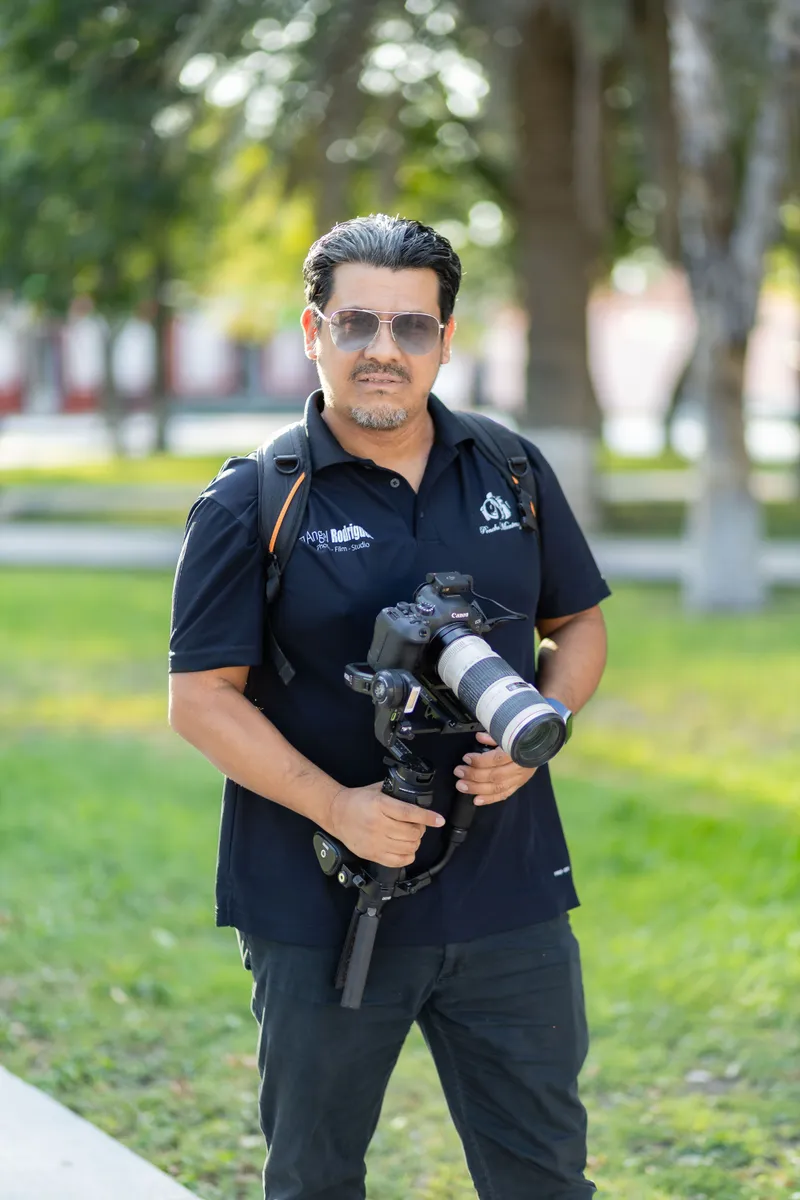 El fotógrafo Angel Rodriguez con su cámara en un parque