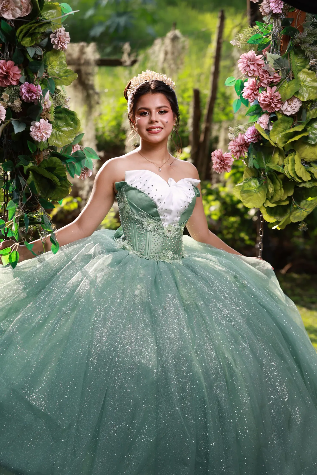 Quinceañera con vestido verde menta entre flores